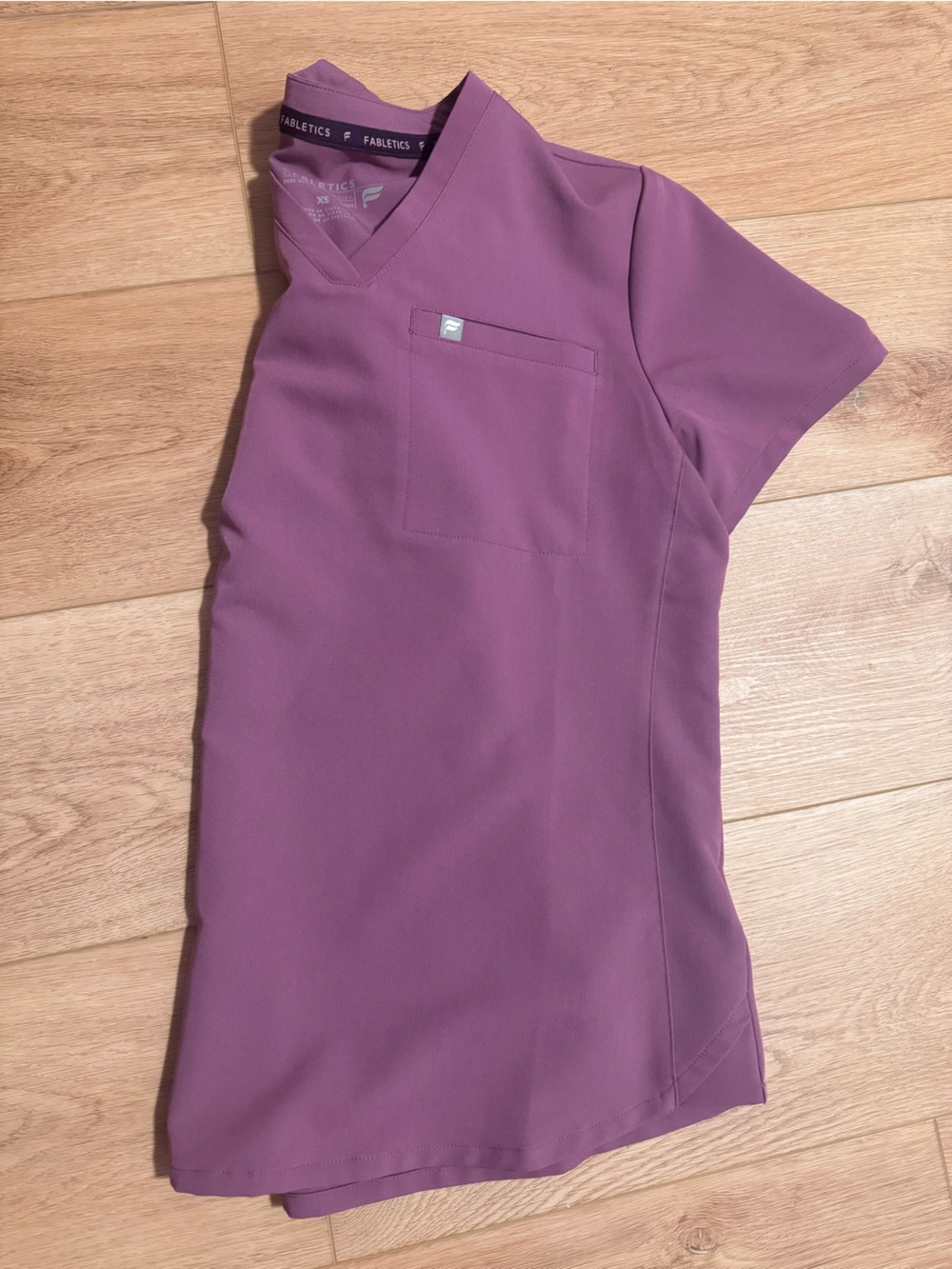 New Fabletics Women’s Scrub Set - Picture 3 of 3